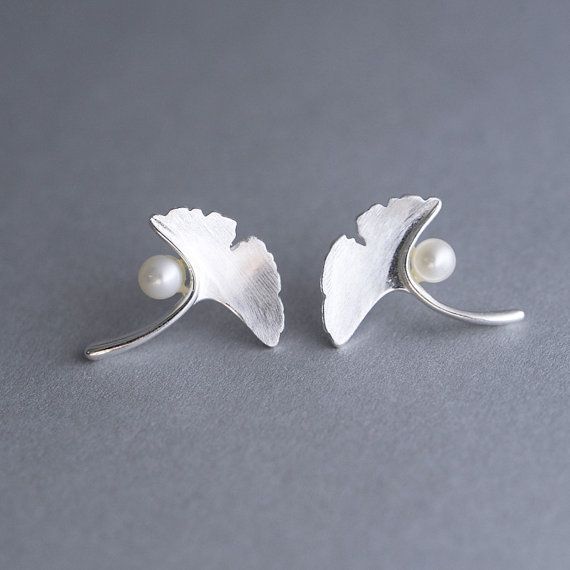 Romantic Pearl Earring for Special Moments